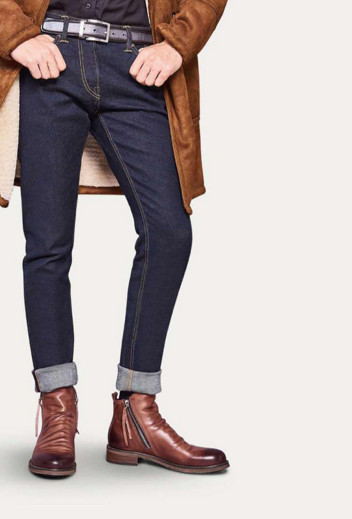 Braune Lederstiefelette mit Fransen-Zipper kombiniert mit dunkler Skinny-Jeans