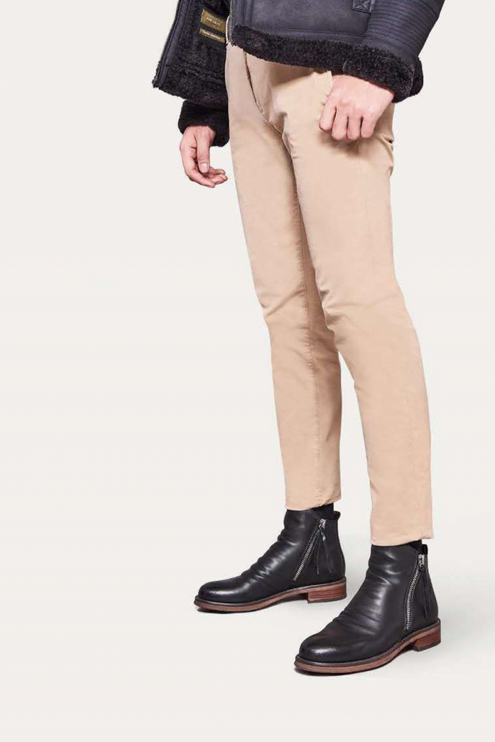 Schwarze Herren-Stiefelette mit seitlichem Reißverschluss zu beiger Chino getragen