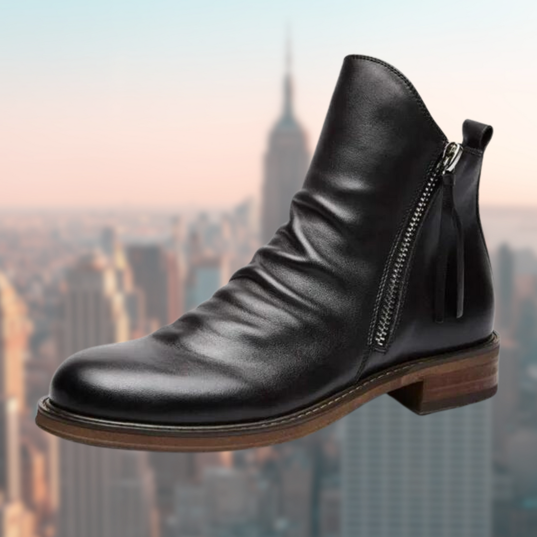 Schwarze Stiefelette aus veganem Leder mit gerafftem Schaft vor Skyline-Kulisse