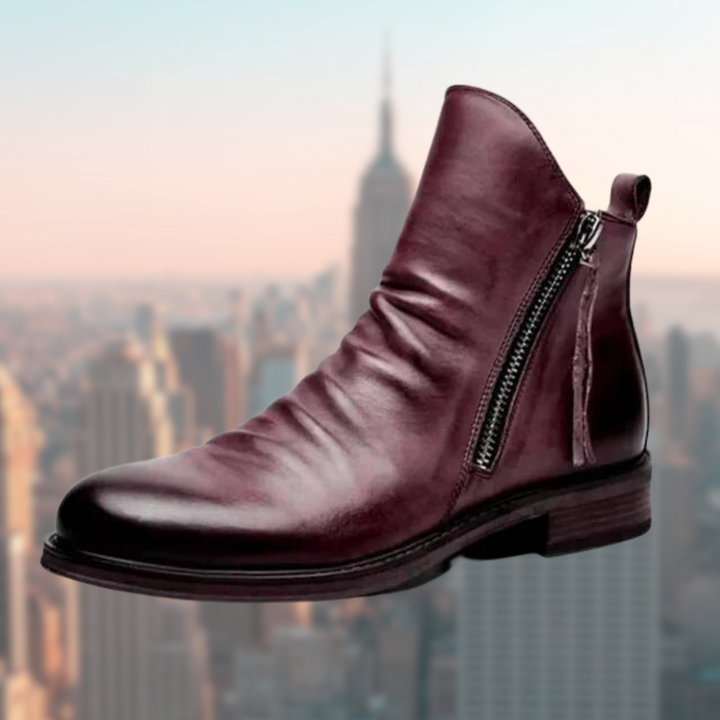 Bordeauxrote Lederstiefelette mit Fransenanhänger und robuster Absatzsohle