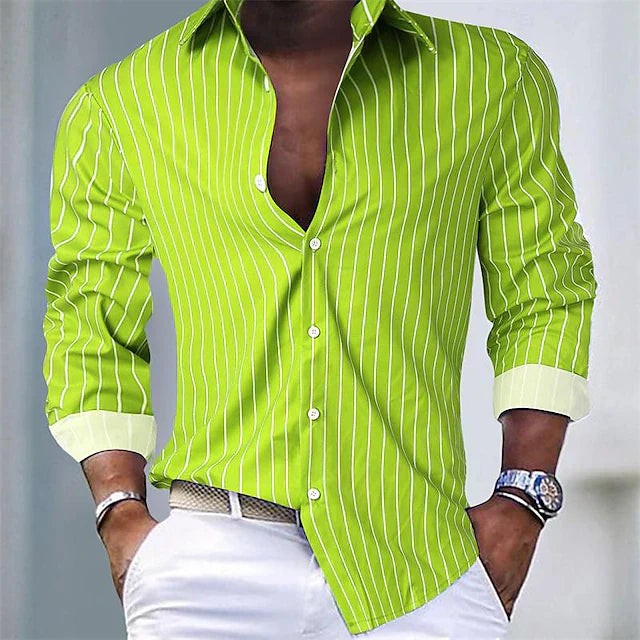 Limettengrün-weiß gestreiftes Herrenhemd, lässiger Look mit offenem Kragen