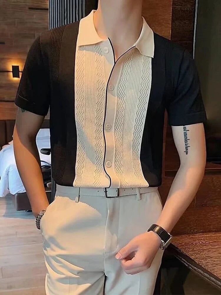 Gestreiftes Strickpolo in Schwarz-Beige mit Zickzackmuster, kurzärmelig