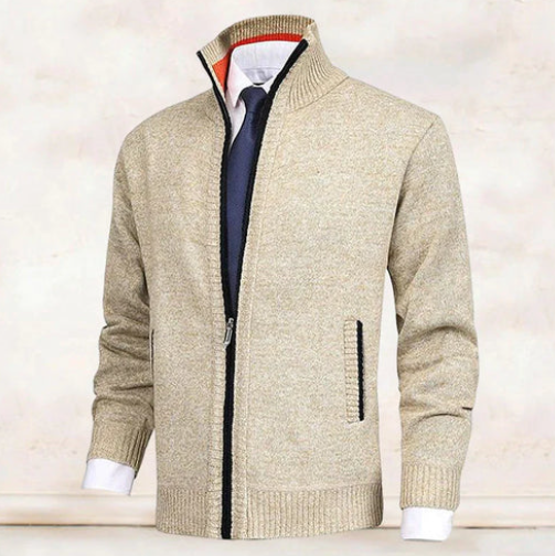 Beige melierte Herren-Strickjacke mit Stehkragen und Reißverschluss, elegant kombiniert mit Krawatte