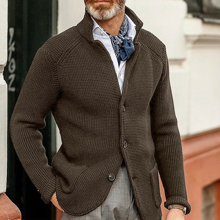 Braune Strickjacke mit Stehkragen und Waffelstrick, kombiniert mit Bandana-Halstuch