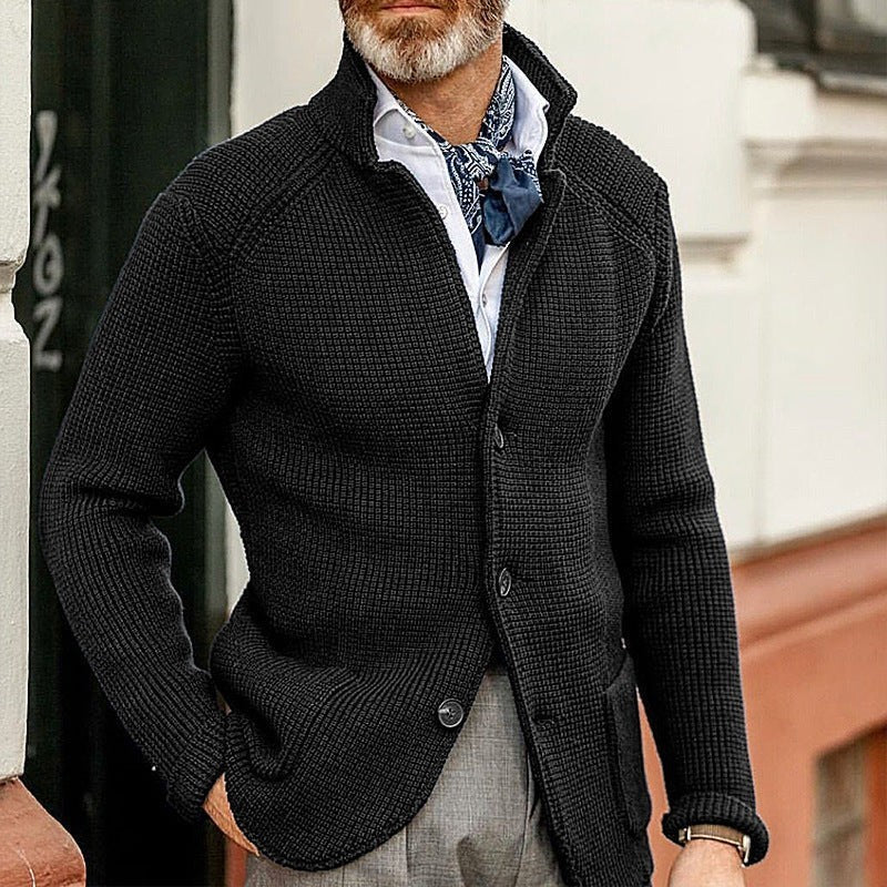 Schwarze Herren-Strickjacke im Waffelstrick mit Stehkragen und Knopfleiste