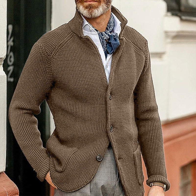 Herren-Strickjacke in Braun mit Stehkragen und strukturiertem Waffelstrick