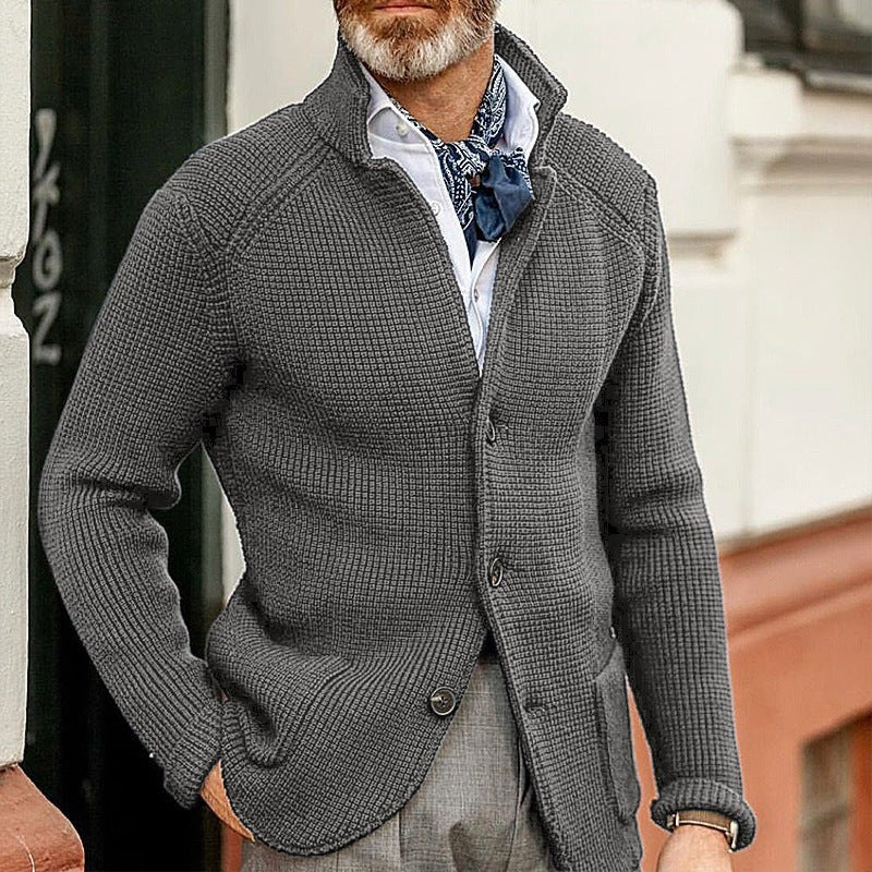 Anthrazitfarbene Herren-Strickjacke mit Stehkragen und grobem Waffelstrick