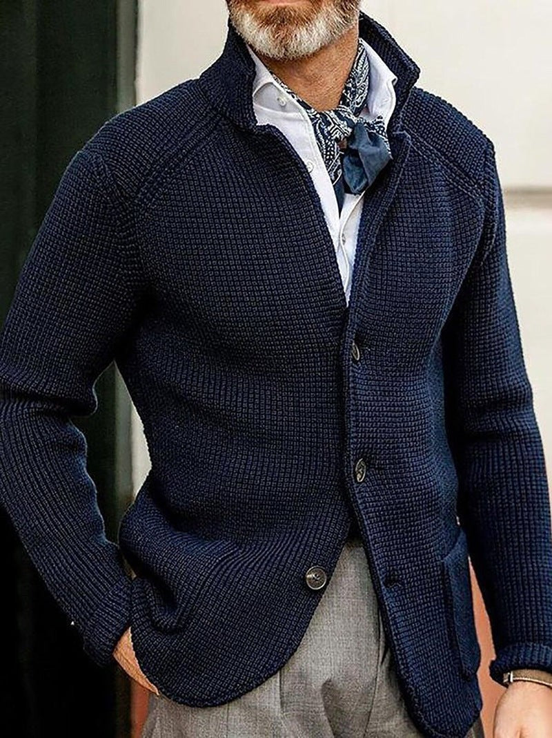 Dunkelblaue Strickjacke mit Stehkragen, Waffelstrick und dezenter Knopfleiste