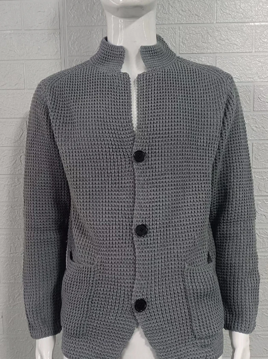 Graue Strickjacke auf Schneiderpuppe mit Stehkragen, Waffelstrick und Rippbündchen