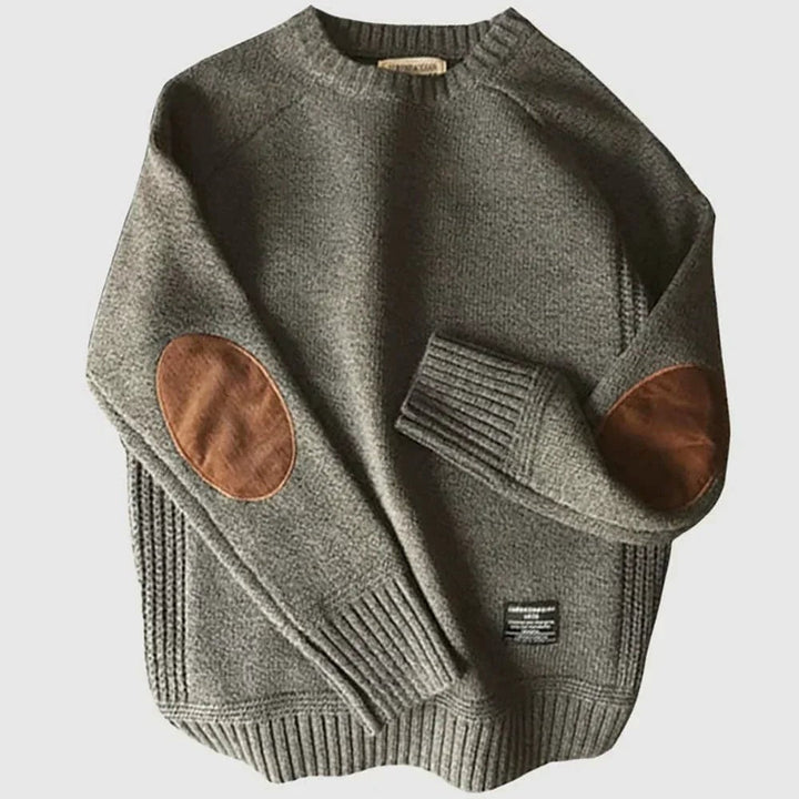 Grauer Strickpullover mit Rundhalsausschnitt und braunen Ellbogenpatches