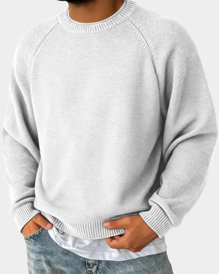 Hellgrauer Strickpullover mit Rippbündchen in lockerer Oversize-Passform