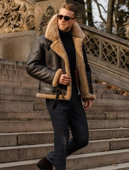 Mann trägt braune Fliegerjacke mit beigem Fellkragen und Ledergürtel