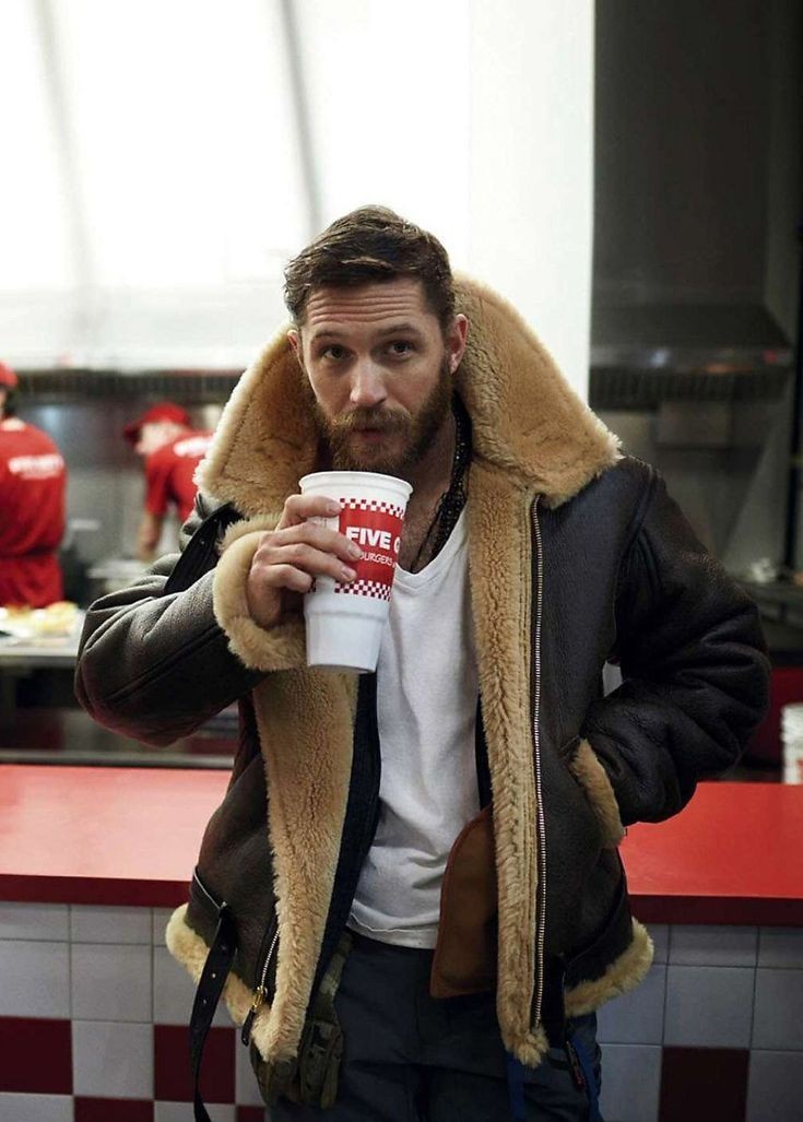 Braune Shearling-Jacke mit Fellkragen, Reißverschluss offen getragen