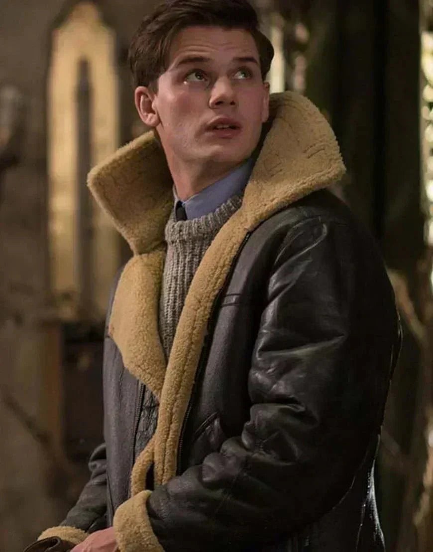 Fliegerjacke mit Fellkragen und Wollpullover, Nahaufnahme Oberkörper