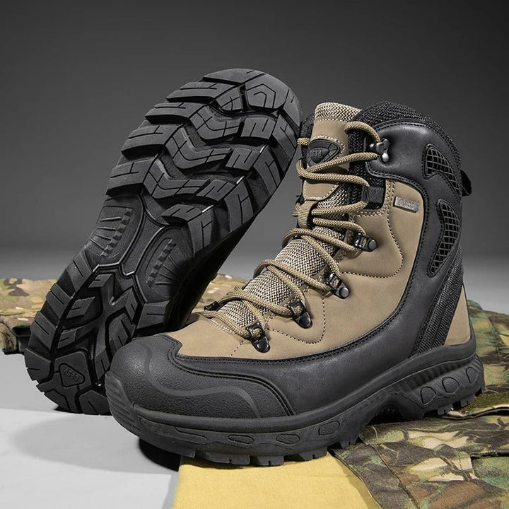Wanderstiefel khaki-schwarz mit Schnürung im Outdoor-Look auf Tarnmuster