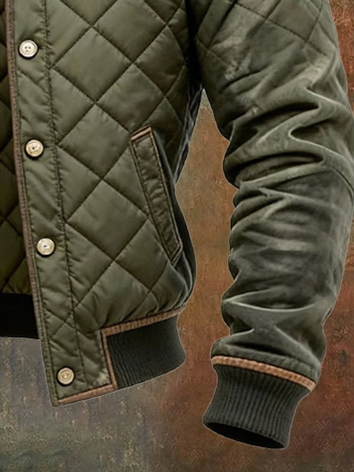 Detailansicht Ärmelbündchen und Tasche der wattierten Herrenjacke