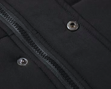Metall Druckknöpfe und Reißverschluss Detail an Herrenjacke schwarz