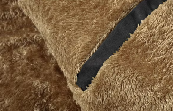 Weiches Teddyfutter Detailansicht braun mit schwarzem Stoffrand