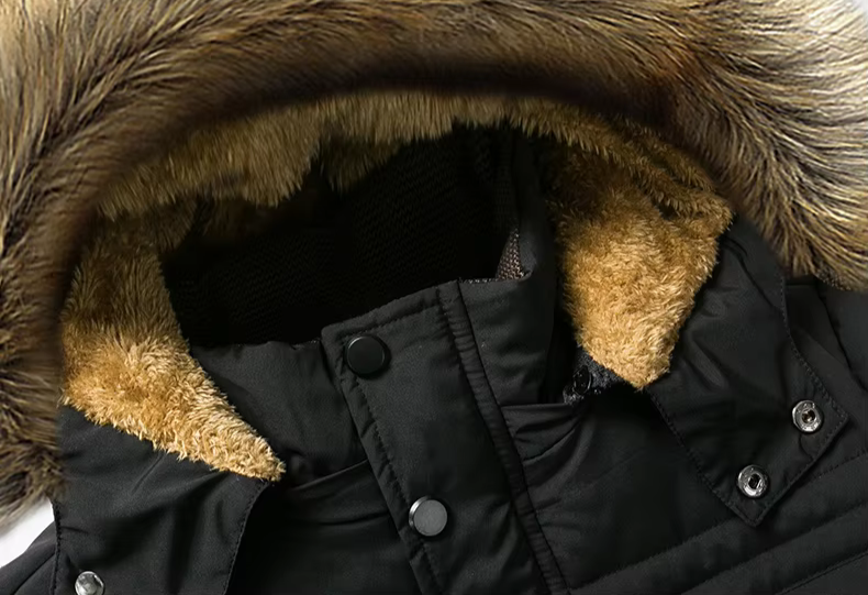 Nahaufnahme Kunstfellkragen an schwarzer Winterjacke mit Druckknöpfen