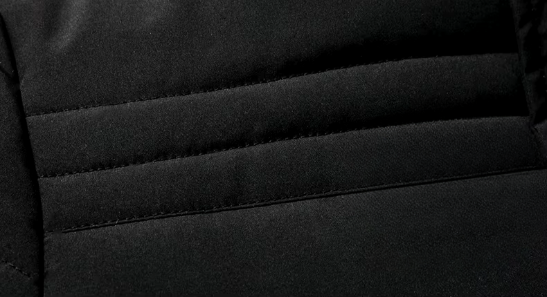 Detailansicht gesteppte Nähte schwarzer Winterjacke aus robustem Stoff