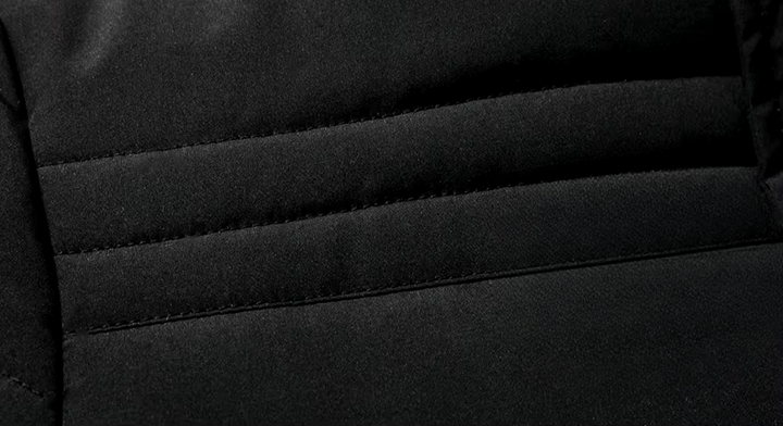 Detailansicht gesteppte Nähte schwarzer Winterjacke aus robustem Stoff