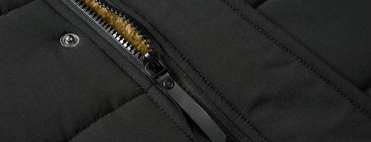 Reißverschluss Detailansicht schwarze Winterjacke mit Fellfutter