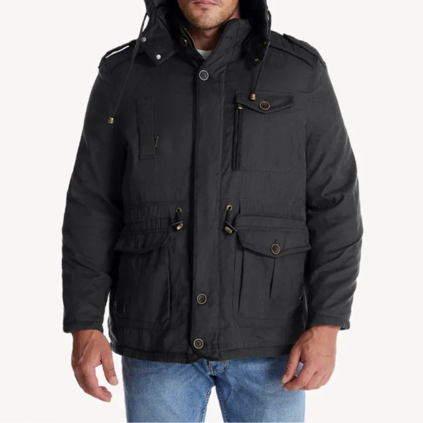 Herren Winterjacke schwarz mit Kapuze, getragen mit Jeans und mehreren Taschen