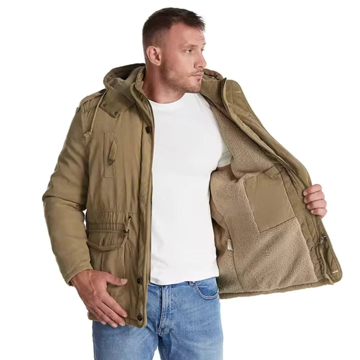 Mann trägt beige Winterjacke mit Kapuze und Fleecefutter, offen getragen