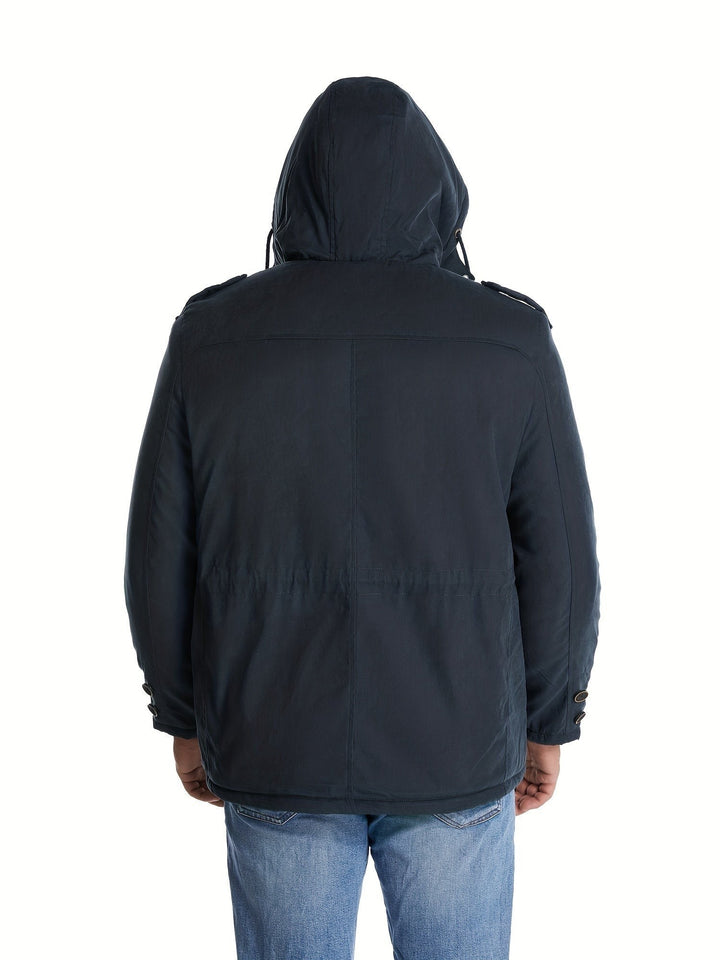 Dunkelblaue Winterjacke Rückenansicht am Model mit Kapuze