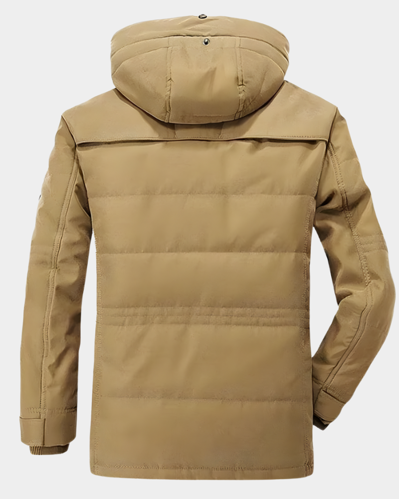 Rückenansicht der khakifarbenen Winterjacke mit gepolsterter Kapuze