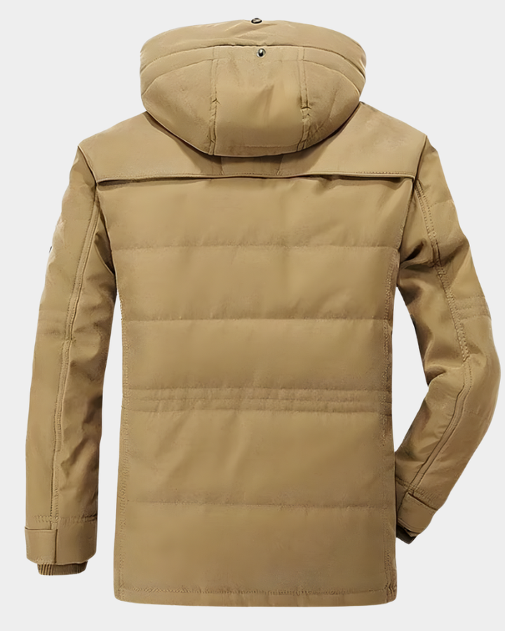 Rückenansicht der khakifarbenen Winterjacke mit gepolsterter Kapuze