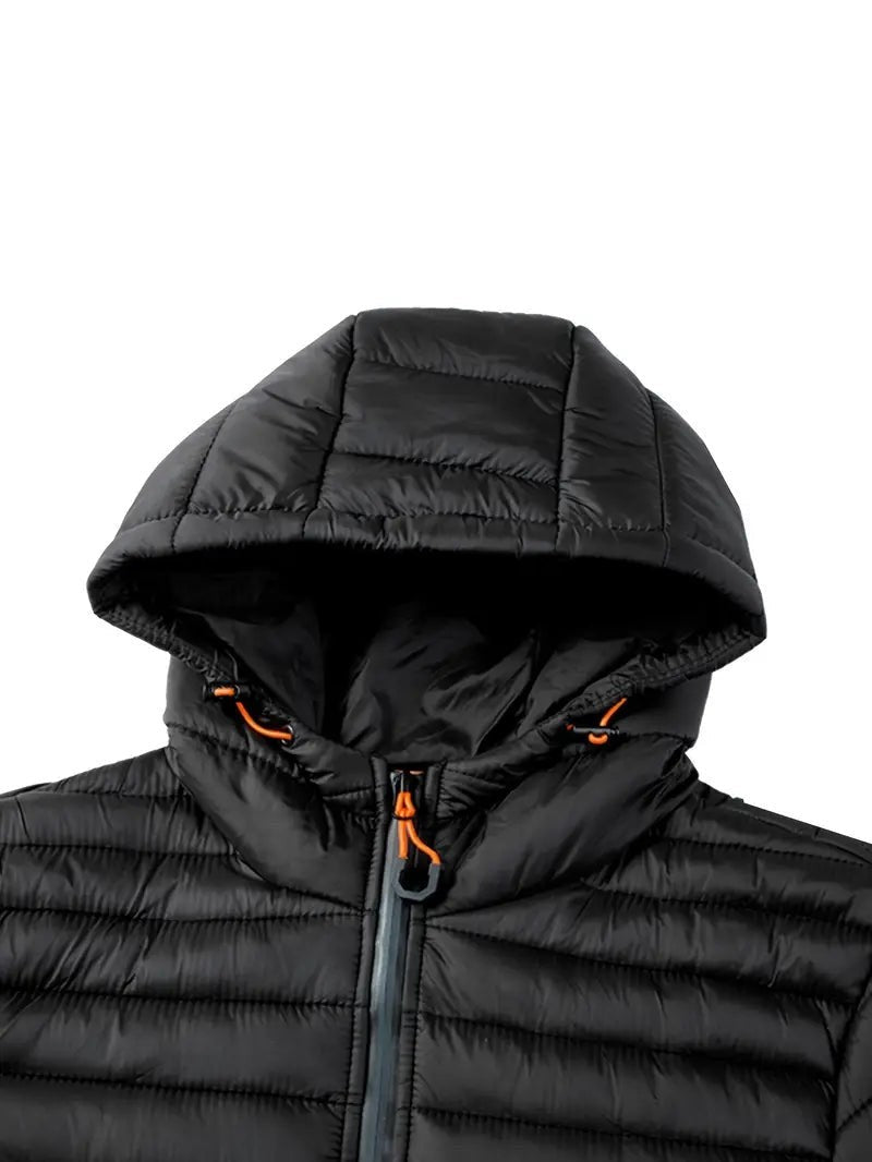 Detailansicht der Kapuze mit elastischen Kordelzügen an Winterjacke