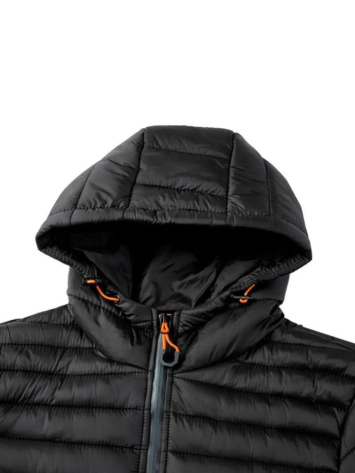 Detailansicht der Kapuze mit elastischen Kordelzügen an Winterjacke