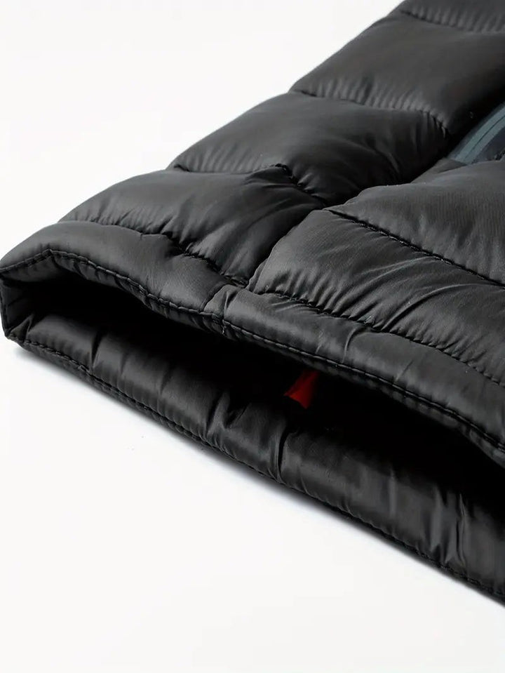 Nahaufnahme elastischer Ärmelbündchen der wattierten Jacke
