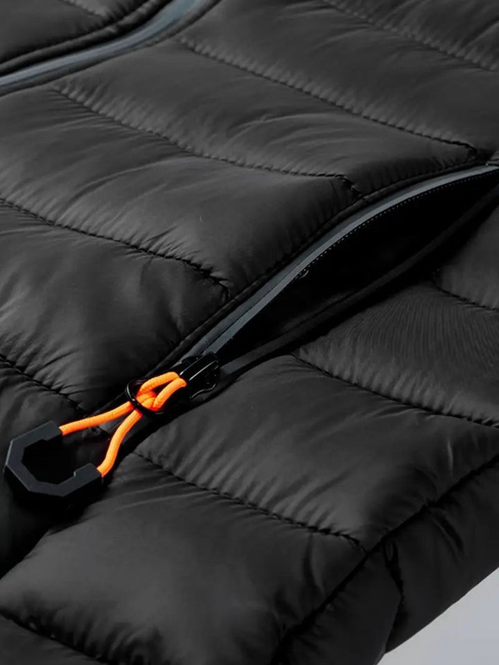 Detailaufnahme der Reißverschlusstasche mit orangefarbenem Griff