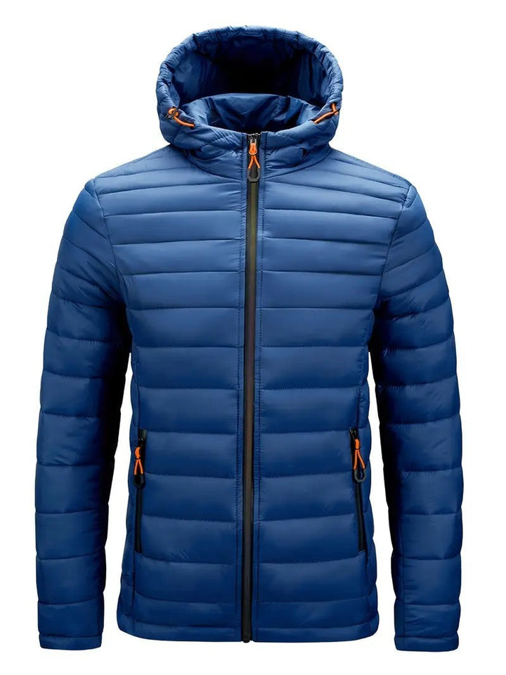 Blaue Steppjacke mit Kapuze und orangefarbenen Akzenten, Frontansicht