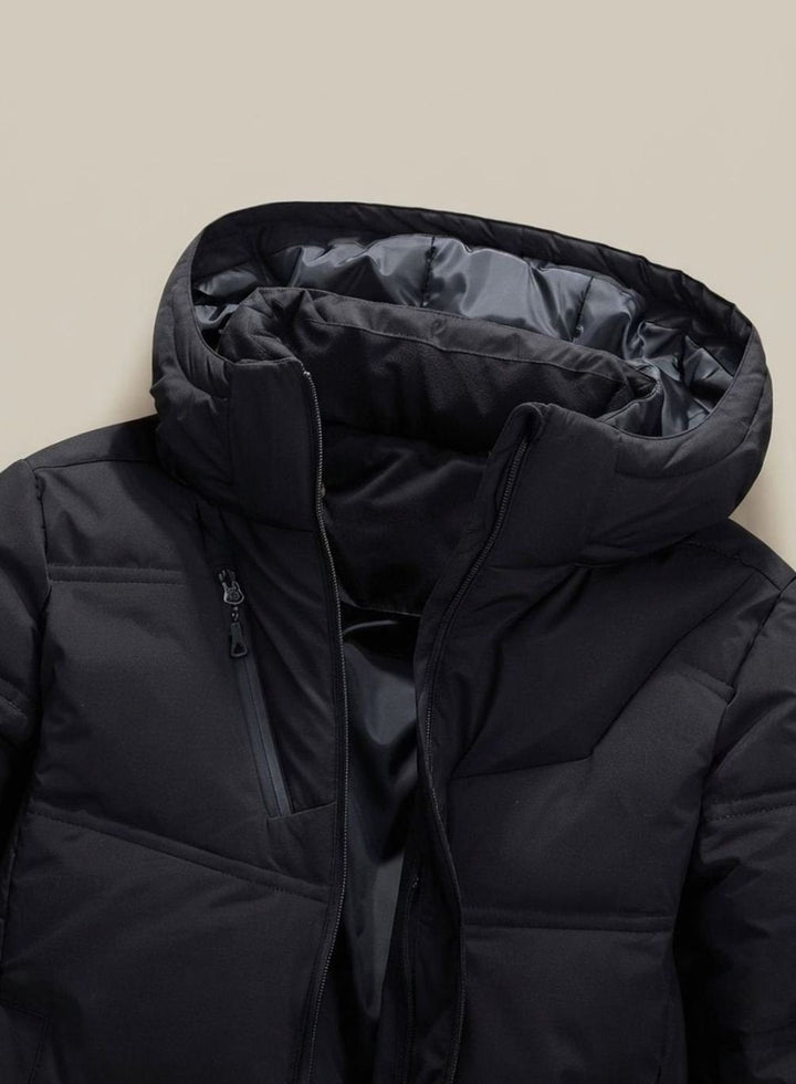 Nahaufnahme der Kapuze und des Stehkragens einer schwarzen Winterjacke