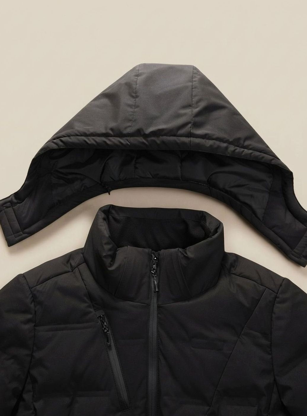 Abnehmbare Kapuze neben Stehkragen einer schwarzen Herrenjacke