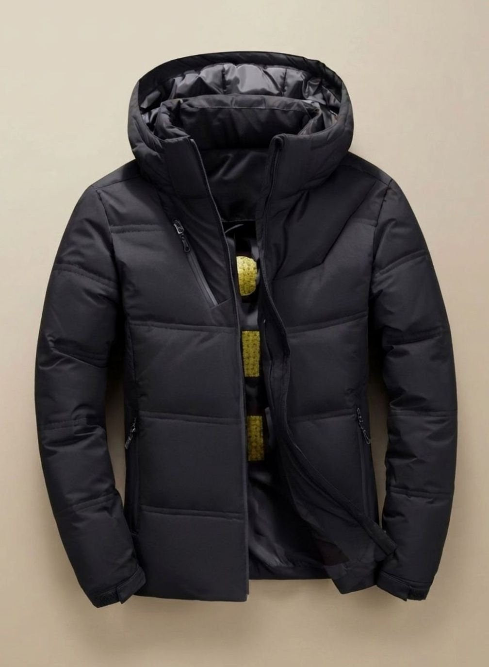 Schwarze gefütterte Winterjacke mit Kapuze und Reißverschlusstaschen