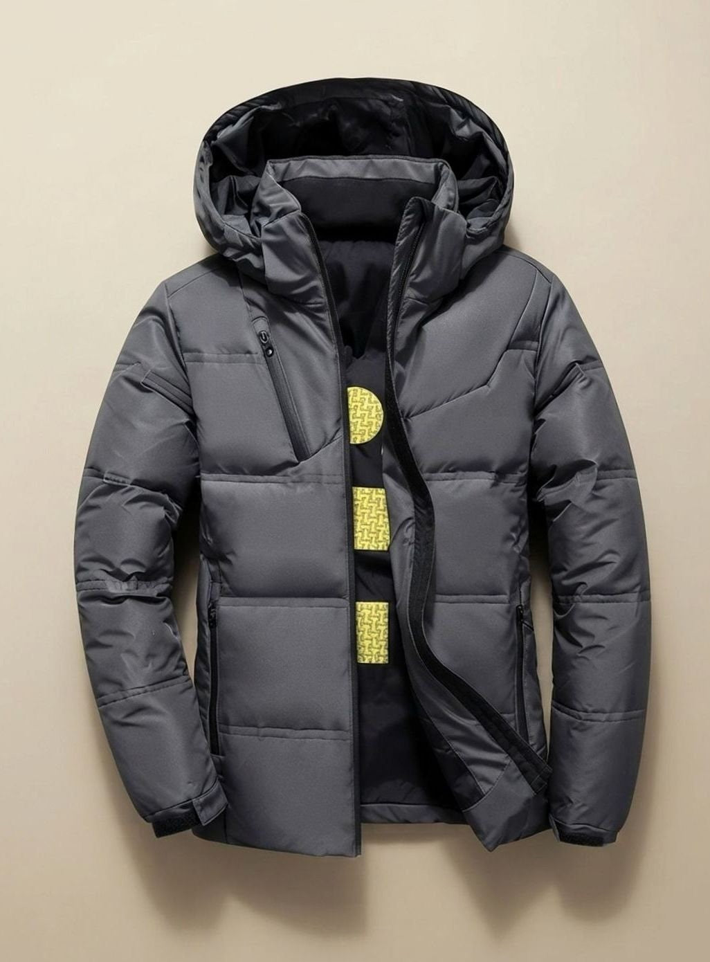 Dunkelgraue Steppjacke mit Kapuze und funktionalen Reißverschlusstaschen