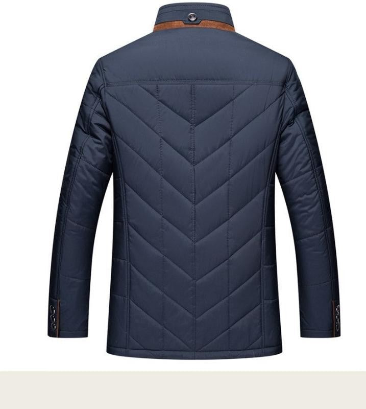 Rückansicht der Winterjacke in Marineblau mit Steppdesign und Fellkragen