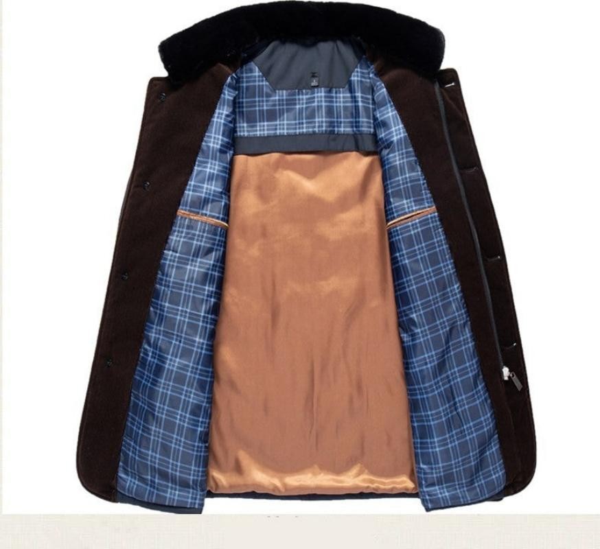 Innenfutter der Winterjacke mit Karomuster und Fellkragen im Detail