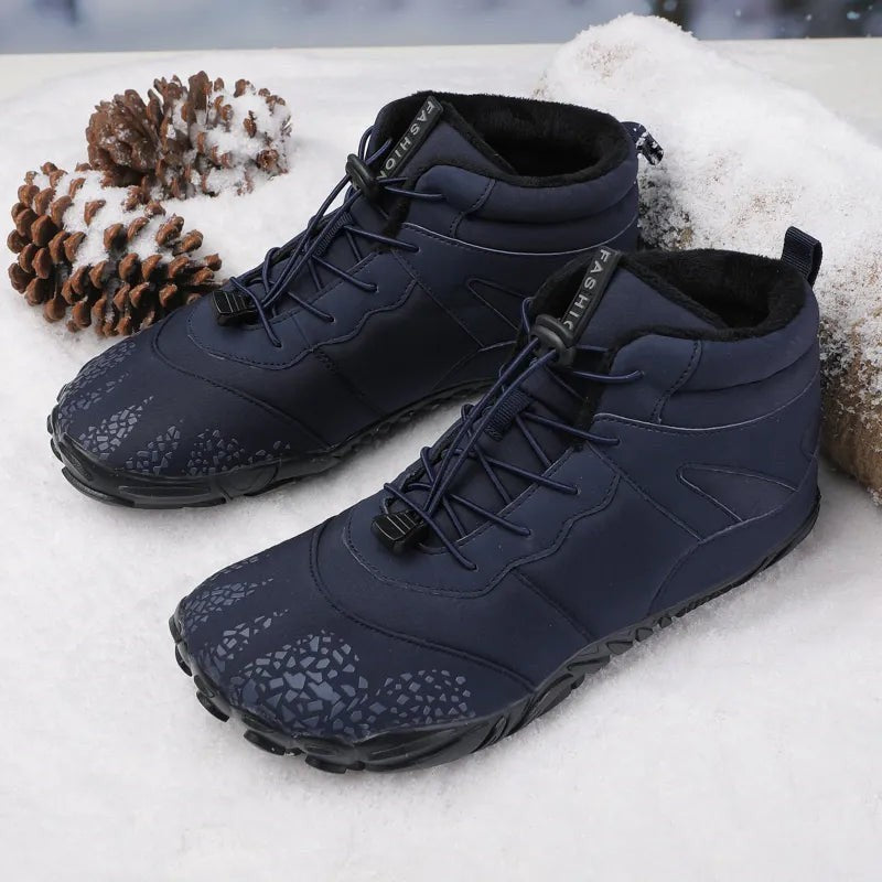 Dunkelblaue Winterstiefel mit breiter Zehenbox und rutschfester Sohle im Schnee