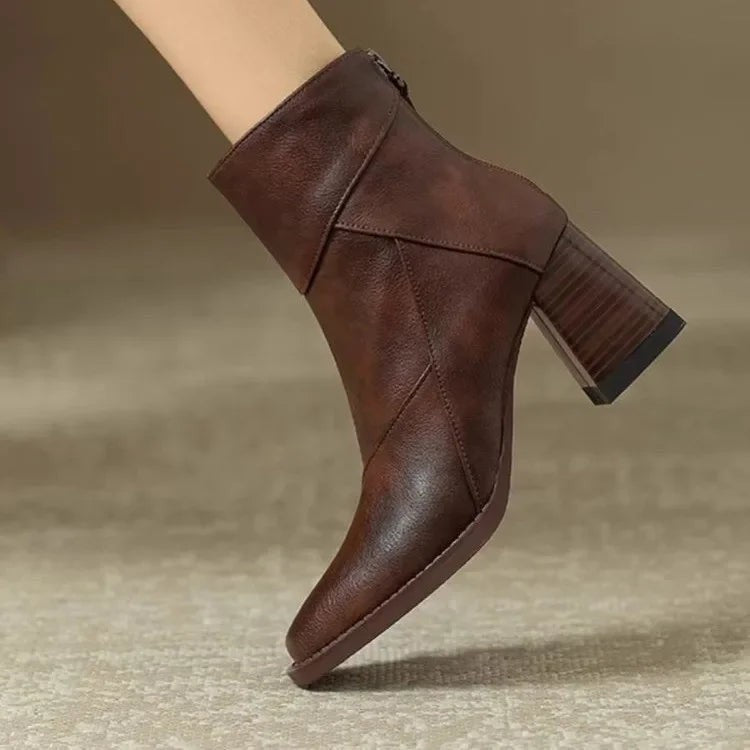 Braune Stiefelette mit Blockabsatz und diagonaler Nahtoptik in veganem Leder