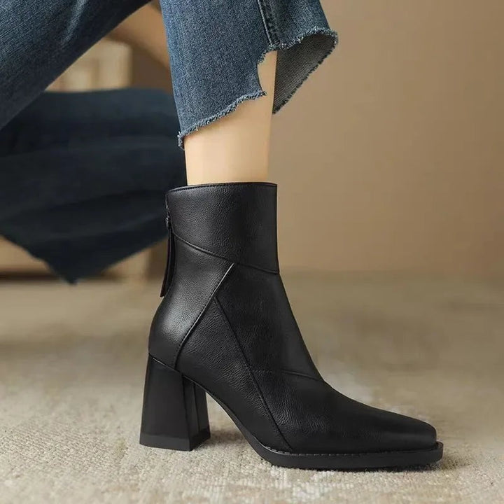 Schwarze Stiefelette mit spitzer Zehenpartie und Reißverschluss am Schaft