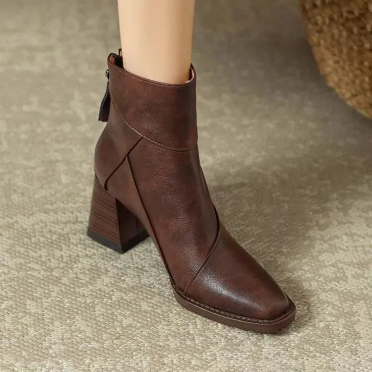 Braune Ankle Boots mit Reißverschluss und strukturierter Absatzoptik nah fotografiert